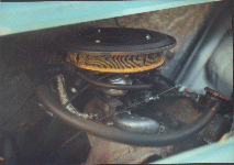 Egy kép a motortérrõl az álló Weber karburátorral és a nyitott légszûrõházzal.